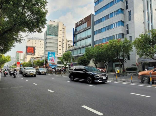 MT Ngay Nguyễn Văn Trỗi, P. 11, Phú Nhuận DT: 248m2 4 tầng Gía: 68 tỷ