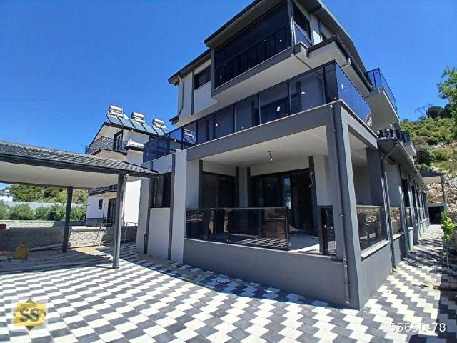 Muğla Fethiye Karaçulha Mahallesin'de Çalıca Mevkisin'de Satılık Tripleks Villa