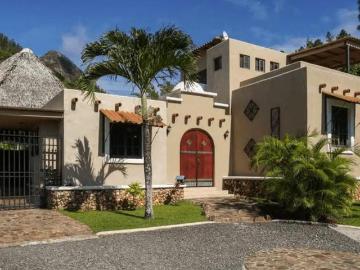 Mucho Aire Libre En Esta Villa Mediterránea En Venta En Altos Del Maria