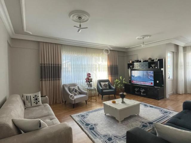 Muhittin Mahallesi'nde 150 M² Geniş, Masrafsız, 4 Balkonlu 3+1 Satılık Daire