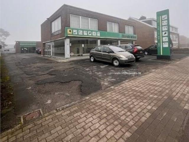 Multifunctioneel bedrijfsgebouw met showroom, magazijn, werkplaats, garage en appartement. Mogelijkheid tot ontwikkelen project