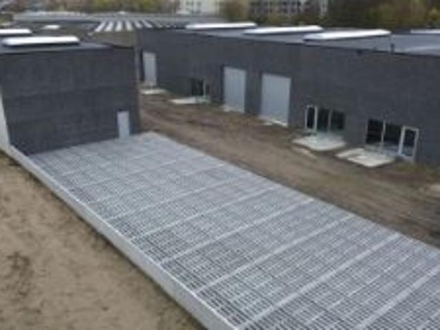 Multifunctionele loods van 240 m² met parking in bedrijve.