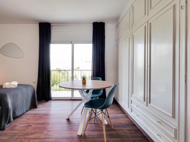 Multiple beds bedroom, with private bathroom and balcony, in 5 bedroom house