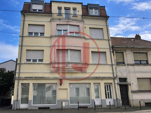 Mulhouse, Place du Rattachement Immeuble, avec un Local quatre appartements et trois Garages et une cour intér