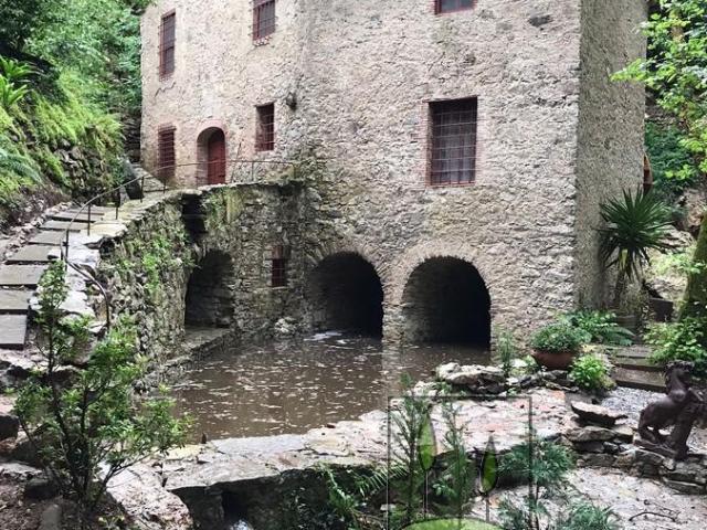 Mulino in pietra a vista con parco in vendita in Toscana, tr. 160m² Camaiore