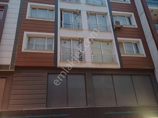 Muradiye'de Cadde Üzeri Satılık 1+1