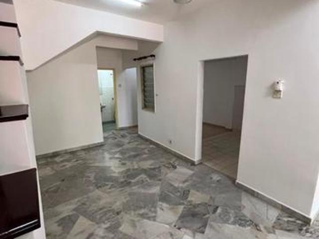 MURAH USJ 22 SUbang Jaya MUST SEE NEAR LRT 5 ROOMSCHEAP