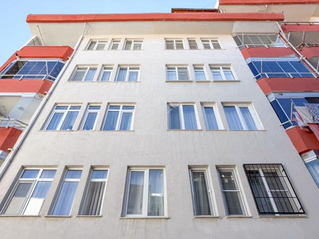 Muratlı Caddesinde Asansörlü Geniş Ve İskanlı Satılık 2+1 Daire