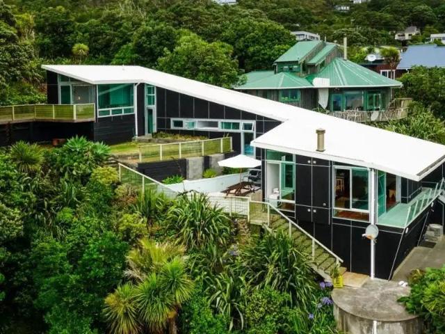 muriwai beach, 3 bedrooms