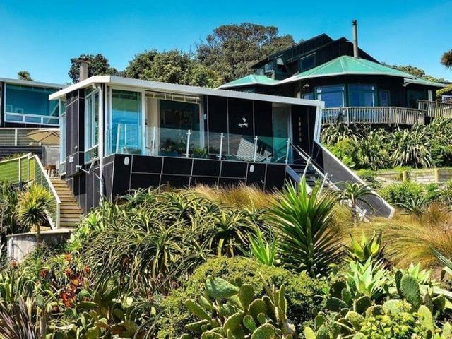 muriwai beach, 3 bedrooms