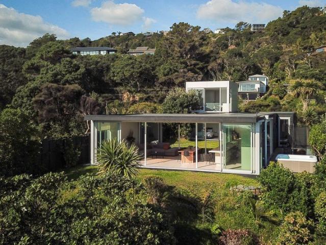muriwai beach, 4 bedrooms
