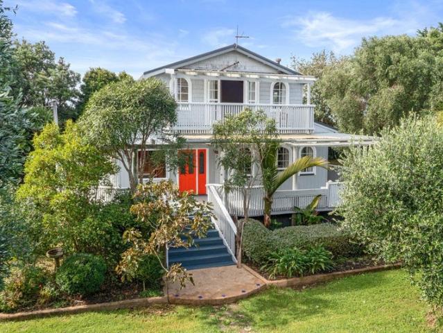 muriwai beach, 4 bedrooms