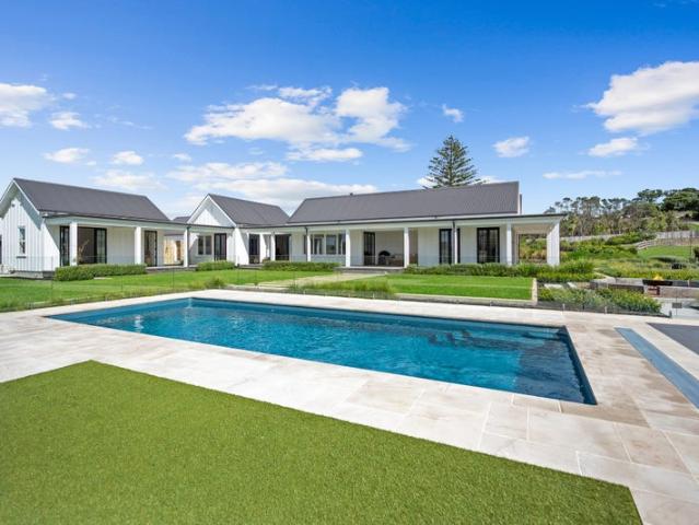 muriwai beach, 6+ bedrooms