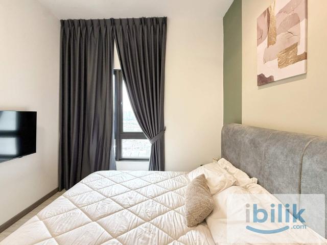 Must view room! premium queen room for mix gender unit near to many cafes, malls & convenient stores ️