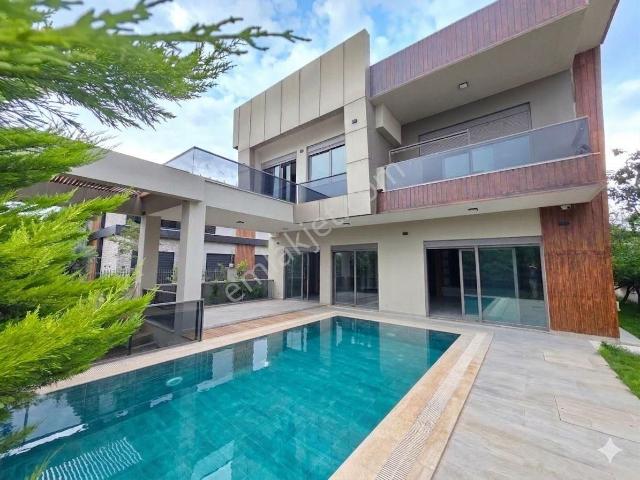 Müstakil 4+1 Havuzlu Villa / Döşemealtı
