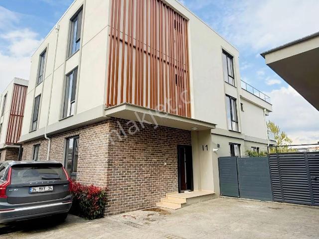 Müstakil Bahçeli Nezih Site İçerisinde Kiralık 6+1 Villa