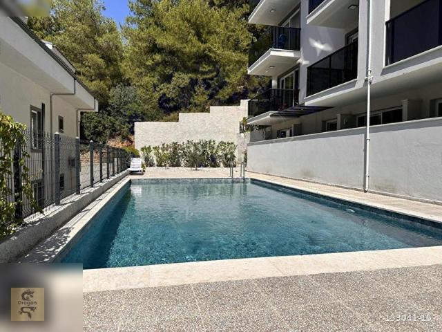 Müstakil Girişli, Full Eşyalı 2+1 Daire Havuzlu Sitede