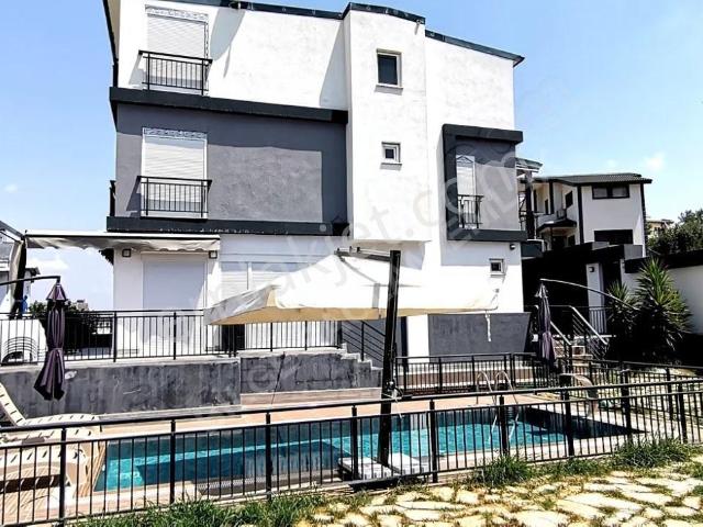 Müstakil Havuzlu Triplex Villa