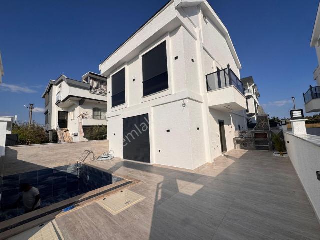 Mustakil Havuzlu Villa