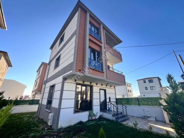 Müstakil Merkezi Konumda 4+1 Geniş Salonlu Geniş Bahçeli Villa