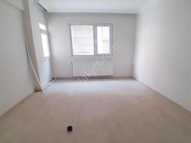 Müslüm Emlaktan Gümüşpalada 2+1 Metrobüse Yakın Ara Kat Daire