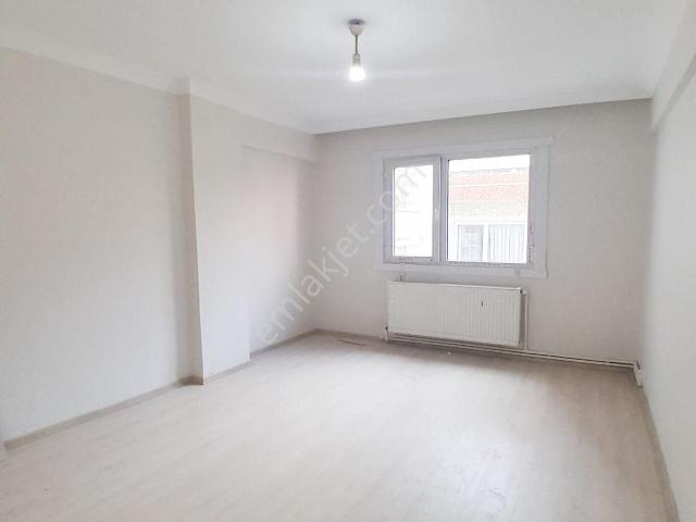 Müslüm Emlaktan Gümüşpalada 2+1 Metrobüse Yakın Ara Kat Daire