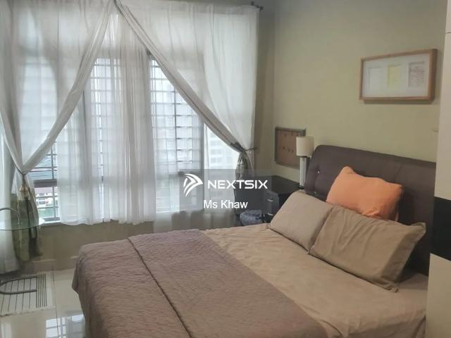 Mutiara Rini 旺区️ 靠近华小，Muji系装修还送家具冷气 1.5层排屋｜4房3厕 22×70｜Freehold｜已扩建单位 绝佳的地理位置 5–10分钟车程就到 Mydin、Lotus's 买菜、购物、吃饭都很省时间 附近还有公园 前往 Mutiara Mas、大学城、皇后、顺利花园 都方便 售价 RM698K