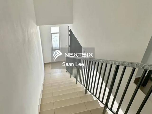 MutiaraBestari #MutiaraMas 双层ClusterHouse｜24x70+10尺地 屋子已经装修 一进门就有温馨家的感觉️ 4+1房4厕 欧式风格壁橱 收纳超多～ 基本家具都有，省下不少装修时间和成本 还有extra side land 可以种花、做小花园或宠物活动空间 靠近大学城、Mutiara Rini 保安区