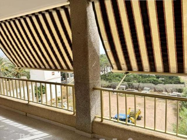 MUY AMPLIO CON TERRAZA Y GARAJE JUNTO A LA PLAYA