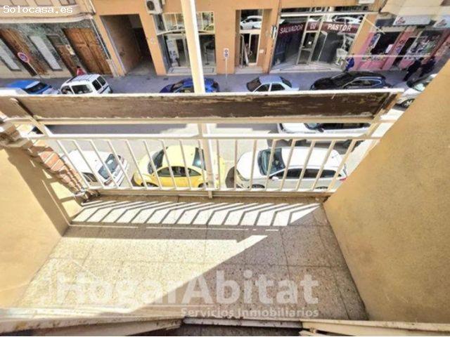 MUY AMPLIO CON BALCÓN CERCA DEL METRO