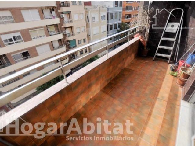 MUY AMPLIO CON GARAJE Y TERRAZA CERCA DE LA PLAYA