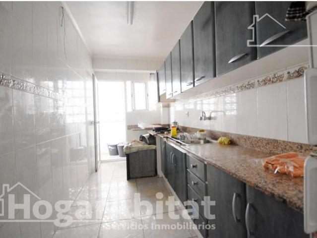 MUY AMPLIO Y LUMINOSO CON ASCENSOR Y BALCÓN