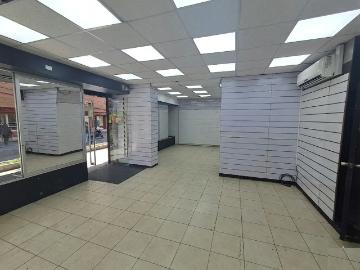 Muy bien ubicado en el centro de la ciudad, gran movimiento. 2 Espacios por CLF 110.00 en Concepción