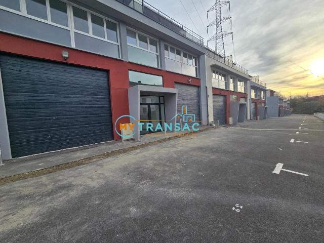 My Transac vous propose à la location des Locaux d'activité à partir de 256m² situé à GAGNY 93. Accès par porte sectionnelle de plain pied