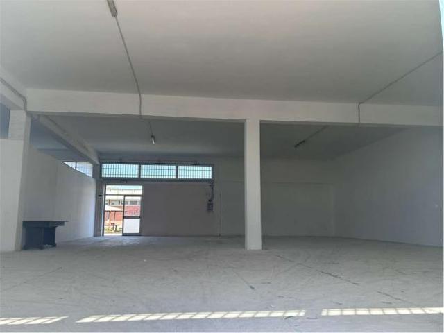 N2540SP Affittiamo magazzino 400 mq altezza 4,50 m