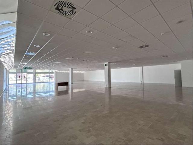 N2569SP Locale commerciale 700 mq ampi parcheggi