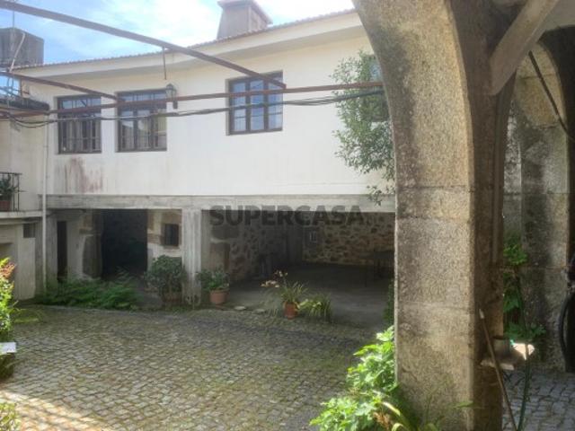 Não é apenas uma casa, são duas casas e muito terreno, zona sossegada, descubra a sua paz de espirito.