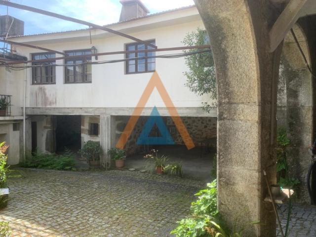 Não é apenas uma casa, são duas casas e muito terreno, zona sossegada, descubra a sua paz de espirito.