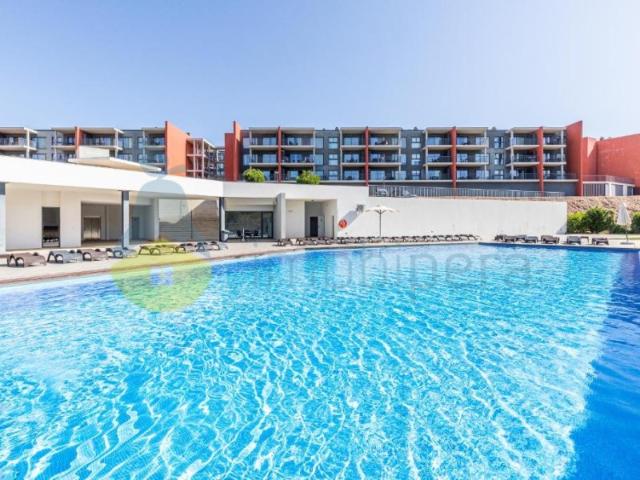 NÃO PERCA ESTA GRANDE OPORTUNIDADE! APARTAMENTO MODERNO T2 DE GRANDES DIMENSÕES, COM LUGAR DE ESTACIONAMENTO PRIVADO, TERRAÇO PRIVATIVO E PISCINA, MUITO BEM LOCALIZADO PRÓXIMO DE TODAS AS COMODIDADES E SERVIÇOS E A POUCOS MINUTOS DAS PARADISIACAS PRAIAS!