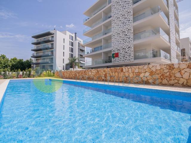 NÃO PERCA ESTA GRANDE OPORTUNIDADE! APARTAMENTO T2 MODERNO NOVO CONSTRUIDO EM 2026 DE GRANDES DIMENSÕES COM 182 m2, PISCINA, LUGAR DE ESTACIONAMENTO PRIVATIVO, AMPLAS VARANDAS, PAINÉIS SOLARES, MUITO BEM LOCALIZADO PRÓXIMO DE TODAS AS COMODIDADES E SERVIÇOS E A POUCOS MINUTOS DAS PRAIAS!