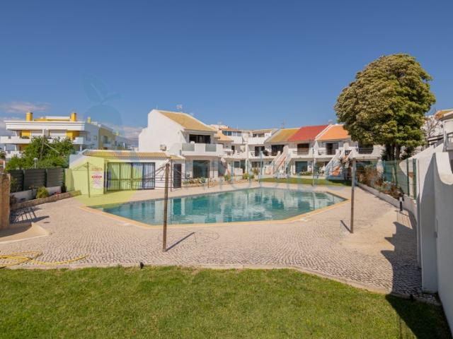 NÃO PERCA ESTA GRANDE OPORTUNIDADE! APARTAMENTO TOTALMENTE REMODELADO EM CONDOMINIO COM PISCINA, APARTAMENTO COM VARANDA FECHADA EM MARQUISE E ESPAÇO EXTERIOR, MUITO BEM LOCALIZADO PRÓXIMO DE TODAS AS COMODIDADES E SERVIÇOS E A PASSOS DAS PRAIAS!