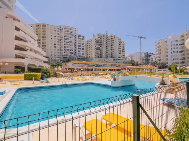 NÃO PERCA ESTA GRANDE OPORTUNIDADE! FANTÁSTICO APARTAMENTO T1 ESPAÇOSO EM CONDOMINIO FECHADO COM AMPLA VARANDA, PISCINA, RECEPÇÃO E SEGURANÇA 24H A PASSOS DA PRAIA!