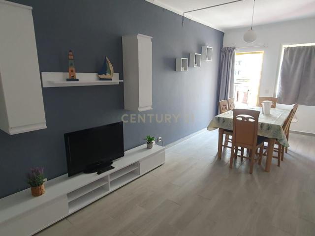 NÃO PERCA ESTA GRANDE OPORTUNIDADE! FANTÁSTICO APARTAMENTO T1 ESPAÇOSO TOTALMENTE REMODELADO EM CONDOMINIO FECHADO COM AMPLA VARANDA, PISCINA, RECEPÇÃO E SEGURANÇA 24H A PASSOS DA PRAIA!