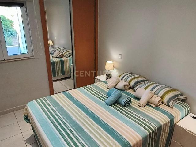NÃO PERCA ESTA GRANDE OPORTUNIDADE! FANTÁSTICO APARTAMENTO T1 TOTALMENTE REMODELADO EM CONDOMINIO FECHADO COM ESTACIONAMENTO EXTERIOR, AMPLA VARANDA, RECEPÇÃO E SEGURANÇA 24H A PASSOS DA PRAIA!