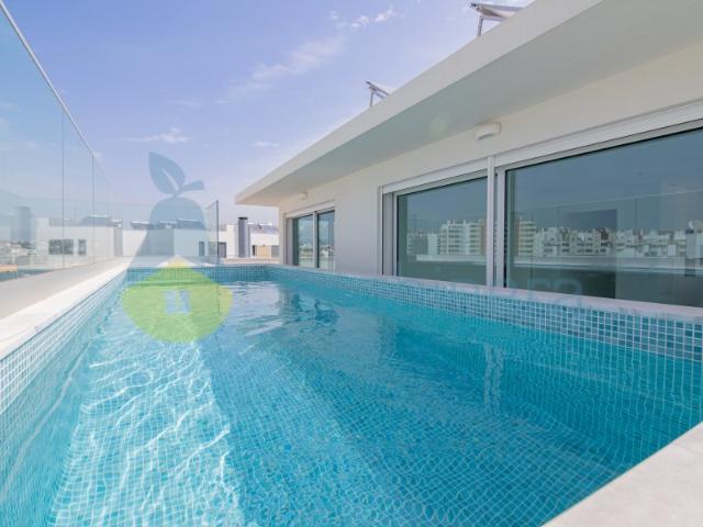 NÃO PERCA ESTA GRANDE OPORTUNIDADE! PENTHOUSE DE LUXO T3 MODERNA, NOVO CONSTRUIDO EM 2026, DE GRANDES DIMENSÕES COM 204 m2, PISCINA PRIVATIVA APENAS PARA O APARTAMENTO E PISCINA COMUM, 2 LUGARES DE ESTACIONAMENTO PRIVATIVO, AMPLAS VARANDAS, PAINÉIS SOLARES, MUITO BEM LOCALIZADO PRÓXIMO DE TODAS AS COMODIDADES E SERVIÇOS E A POUCOS MINUTOS DAS PRAIAS!