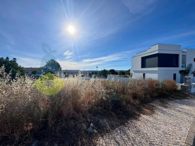 NÃO PERCA ESTA GRANDE OPORTUNIDADE! TERRENO URBANO PARA A CONSTRUÇÃO DE UMA MORADIA INDEPEDENTE T3 COM DOIS PISOS, LOGRADOURO, POSSIBILIDADE DE PISCINA E CAVE PARA ESTACIONAMENTO, SEGUNDO PISO COM VISTA PANORÂMICA PARA O RIO, OFERTA DO PROJECTO DE ARQUITECTURA E ESPECIALIDADES DE ACORDO COM A PREFERÊNCIA DO COMPRADOR! MUITO BEM LOCALIZADO A POUCOS MINUTOS DAS PRAIAS!