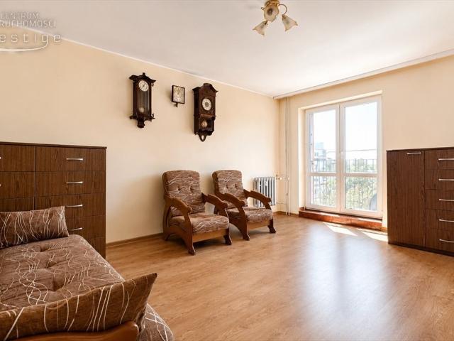 Na sprzedaż jasna kawalerka 28,7 m² w Knurowie z balkonem