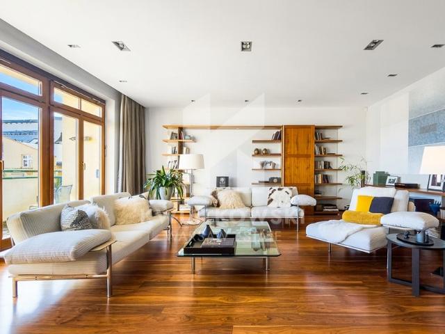 Na sprzedaż przestronny apartament 200 m² z 3 miejscami parkingowymi