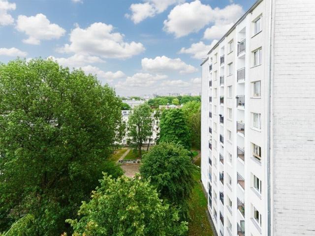 Na sprzedaż przestronna kawalerka 30,72 m² z widokiem na Warszawę