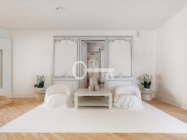 Sprzedam przestronne 179 m² apartament w przedwojennej kamienicy